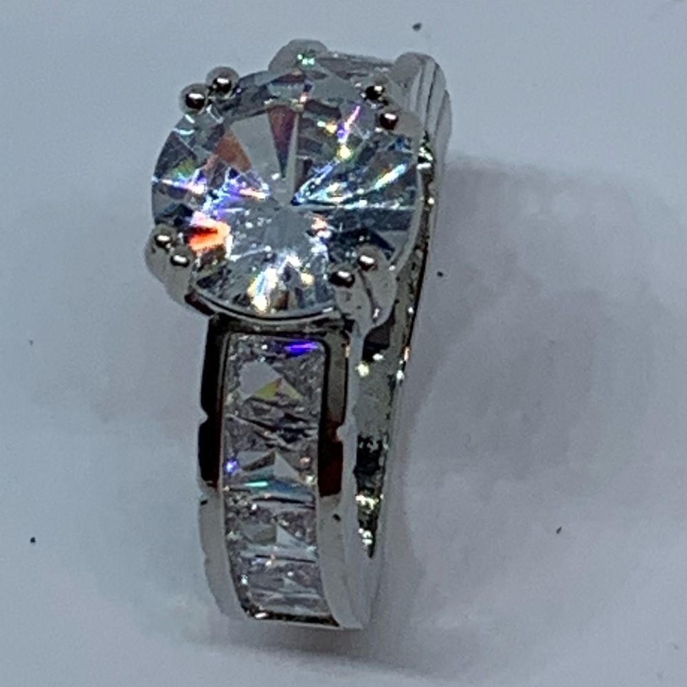 Silver diamond solitaire diamonds on the side ring
